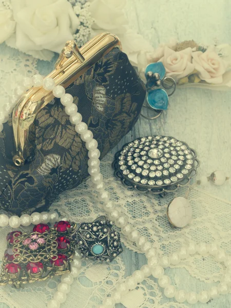Vintage sieraden op de kant — Stockfoto