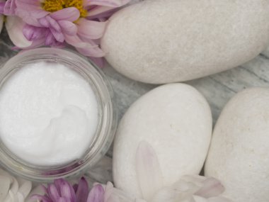 çiçekli yüz kremi