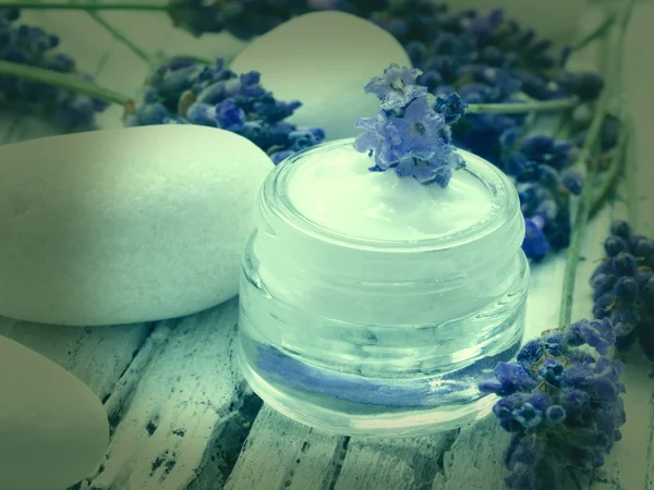 Creme facial com lavanda — Fotografia de Stock