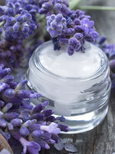 Creme facial com lavanda — Fotografia de Stock