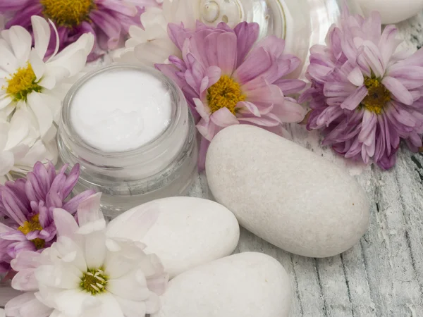 Creme facial com flores — Fotografia de Stock