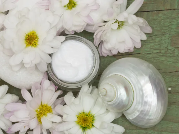 Creme facial com flores — Fotografia de Stock