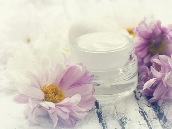 Creme facial com flores — Fotografia de Stock