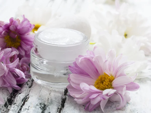 Creme facial com flores — Fotografia de Stock