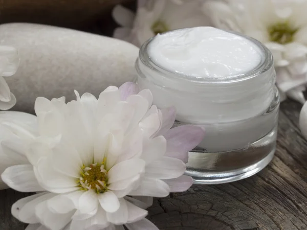 Creme facial com flores — Fotografia de Stock