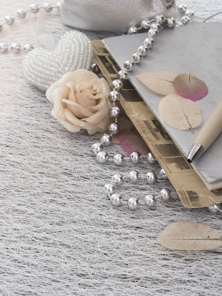 Accesorios femeninos con perlas —  Fotos de Stock
