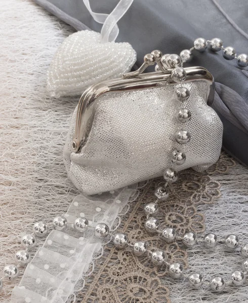 Accesorios femeninos con perlas — Foto de Stock