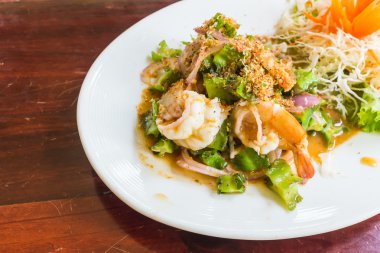 kanatlı fasulye salatası ile baharatlı karides