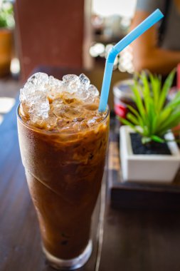 buzlu kahve içecek Tepesi üzerinde süt ile