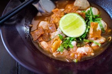 Tay erişte baharatlı tom yum çorbası ile pork