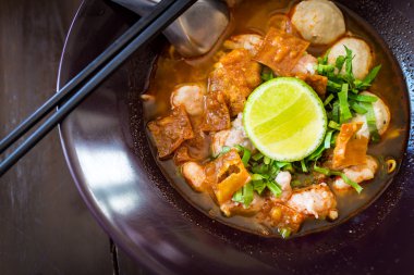 Tay erişte baharatlı tom yum çorbası ile pork