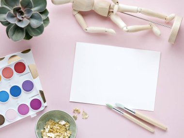 Yaratıcı sanatçı çalışma alanı düzenleme.