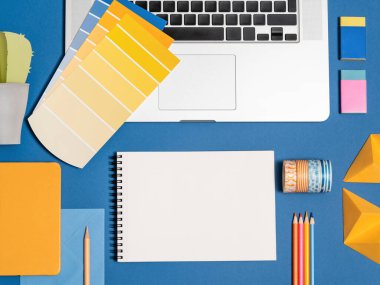 Serbest çalışmak için renkli ve parlak bir iş yeri.