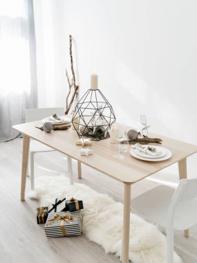 Noel arifesi için süslenmiş güneşli bir oda..