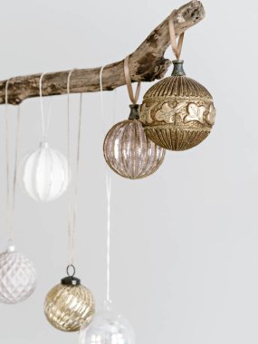 Kırsal ahşap çubuk ve klasik Noel mücevherleri..