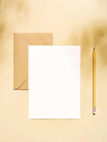 Witte Lege Kaart Met Briefpapier Set Van Enveloppe Een Potlood — Stockfoto