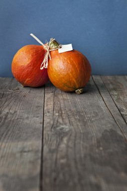 Kabak ahşap masa üzerinde renkli sonbahar.