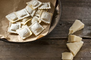 Mantı ve parmesan: hazırlamak hazır.