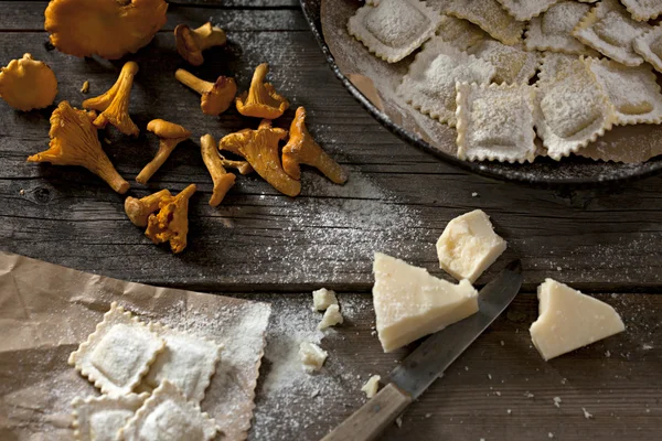 Cantharellus cibarius ve ev yapımı mantı.