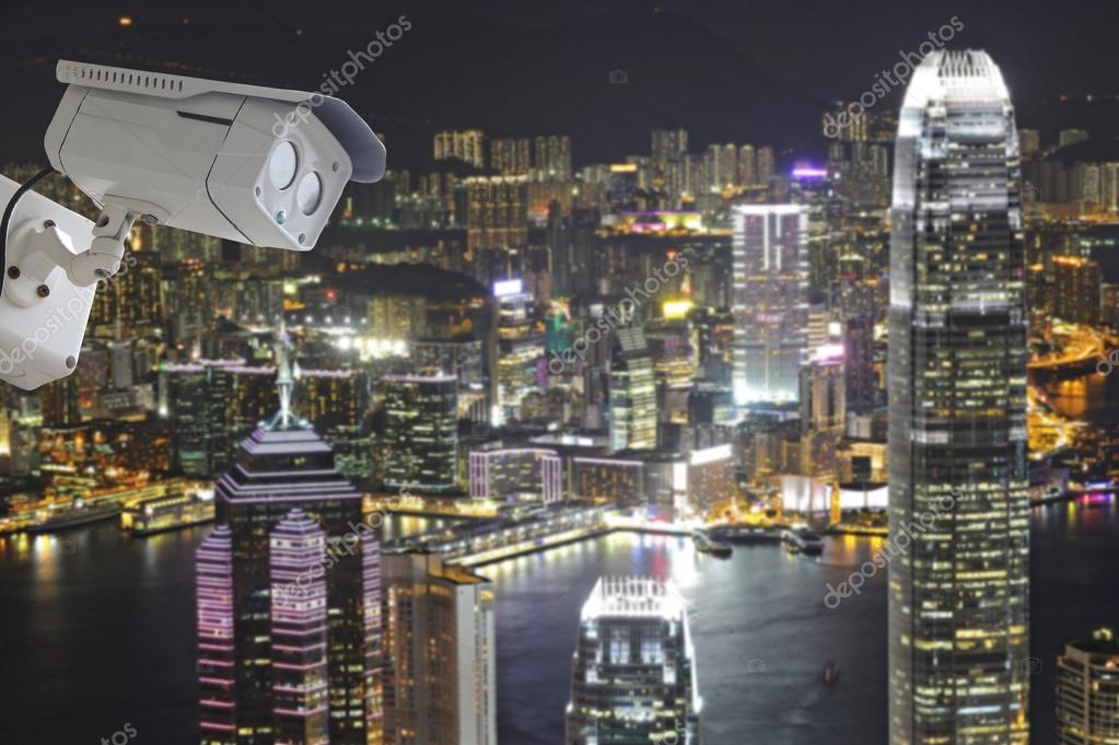 Câmera de CCTV com cidade de Hong Kong à noite fotos, imagens de