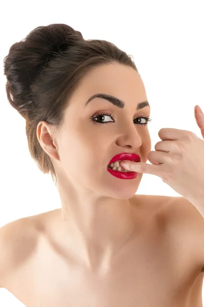 Retrato hermosa mujer limpieza de dientes con el dedo — Foto de Stock