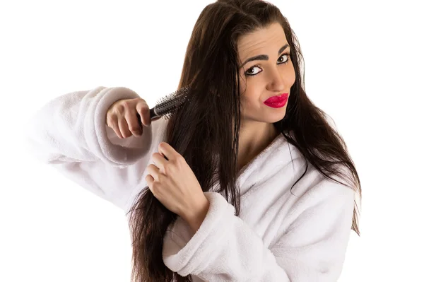 Mujer peinando el cabello con cara triste —  Fotos de Stock