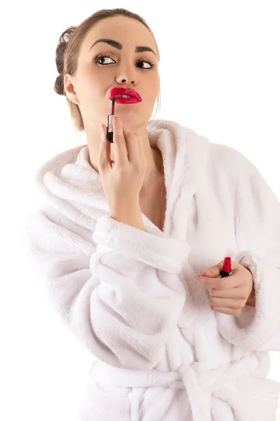 Hermosa mujer morena en albornoz con lápiz labial rojo —  Fotos de Stock