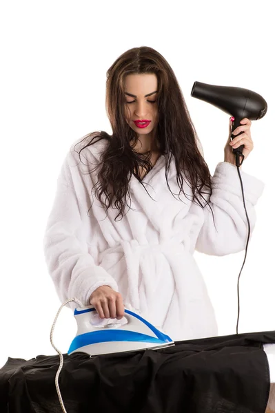 Hermosa mujer plancha camisa y seca el cabello —  Fotos de Stock