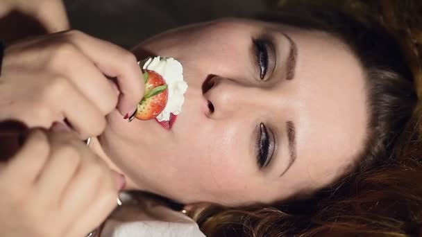 Esclave femme sexuellement manger fraises et crème — Video