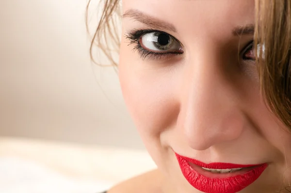 Schöne Frau mit hellem Make-up — Stockfoto