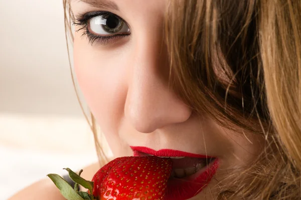 Γοητευτική γυναίκα τρώει φράουλα — Φωτογραφία Αρχείου