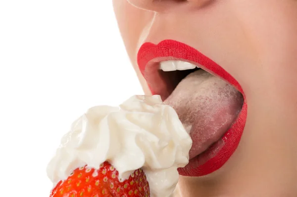 Sexy woman eating strawberry with cream, sensual red lips — Stock Photo, Image