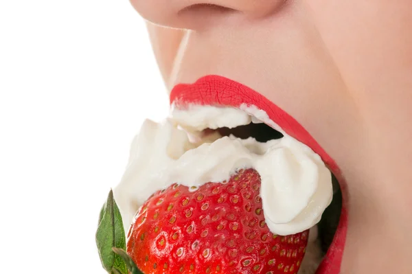 Donna che mangia fragola con crema, labbra rosse sensuali — Foto Stock