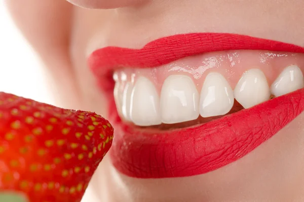 Mulher comendo morango, conceito dentes saudáveis Imagem De Stock