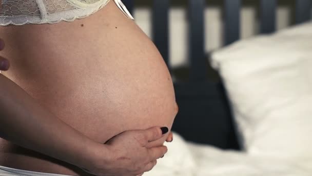 Gravid kvinna med stöd man — Stockvideo