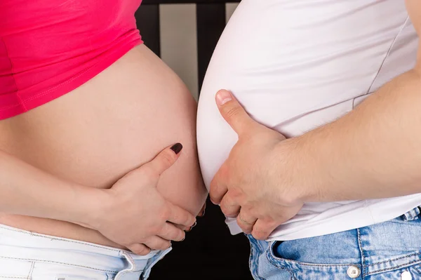 Vientre mujer embarazada y el estómago del hombre — Foto de Stock