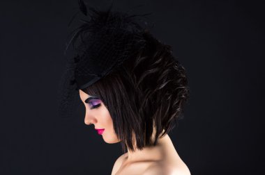 güzel bir kadınla koyu makyaj, profil yüz peçe ile