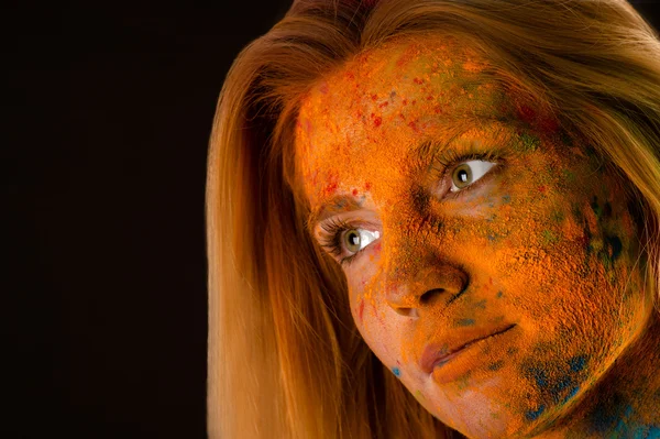 Portret gezicht blonde vrouw in het rood kleuren Holi closeup — Stockfoto