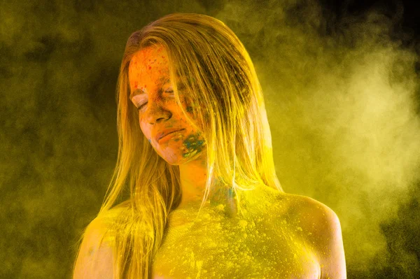 A sárga szín Holi divat szőke nő — Stock Fotó