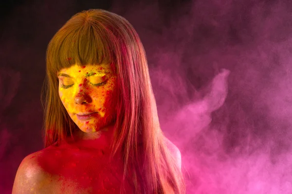 Charmante vrouw in kleuren Holi — Stockfoto