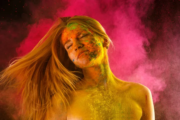 Atractivo rubio con pelo volador en los colores Holi — Foto de Stock