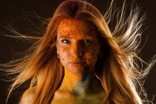 Mujer retrato en colores lujosos Holi con pelo volador — Foto de Stock