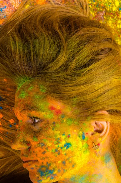 Portret van blond in kleuren van Holi, bovenaanzicht — Stockfoto