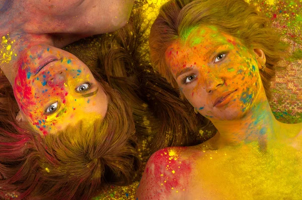 Dos mujeres atractivas en los colores de Holi — Foto de Stock