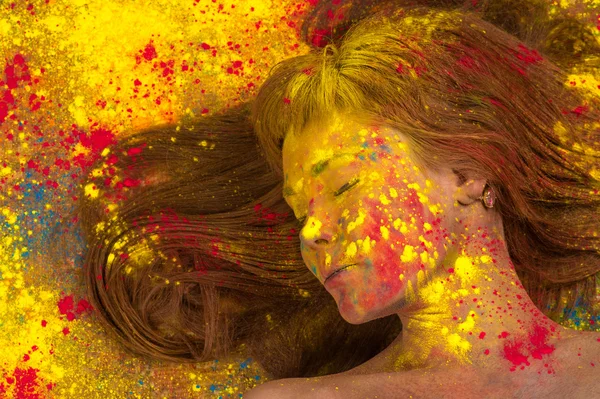 kadının yüzündeki sarı boya ile