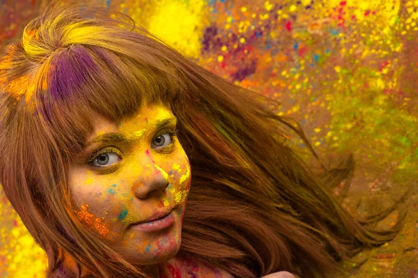 Gezicht van de vrouw in kleuren Holi closeup — Stockfoto