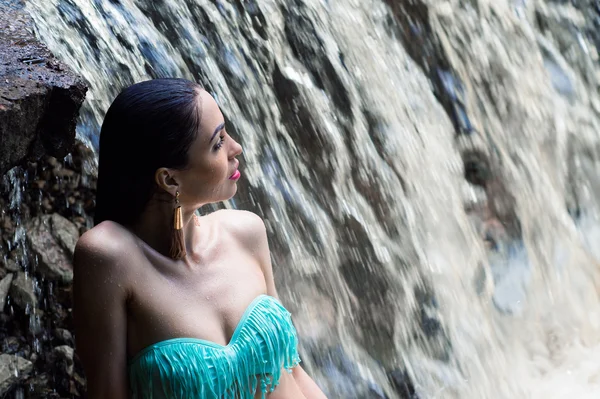 Mode kvinna i en baddräkt på vattenfall — Stockfoto