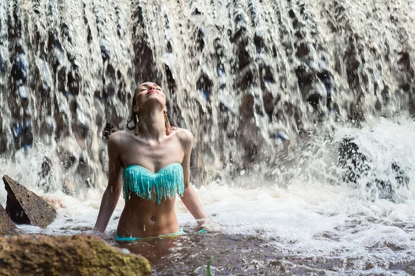 Elegantní ženy těší vodopád — Stock fotografie