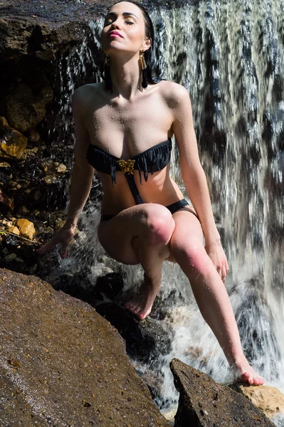검은 수영복 폭포를 즐기는 아름 다운 여자 — 스톡 사진