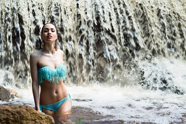 Mulher sedutora desfrutando de uma cachoeira — Fotografia de Stock